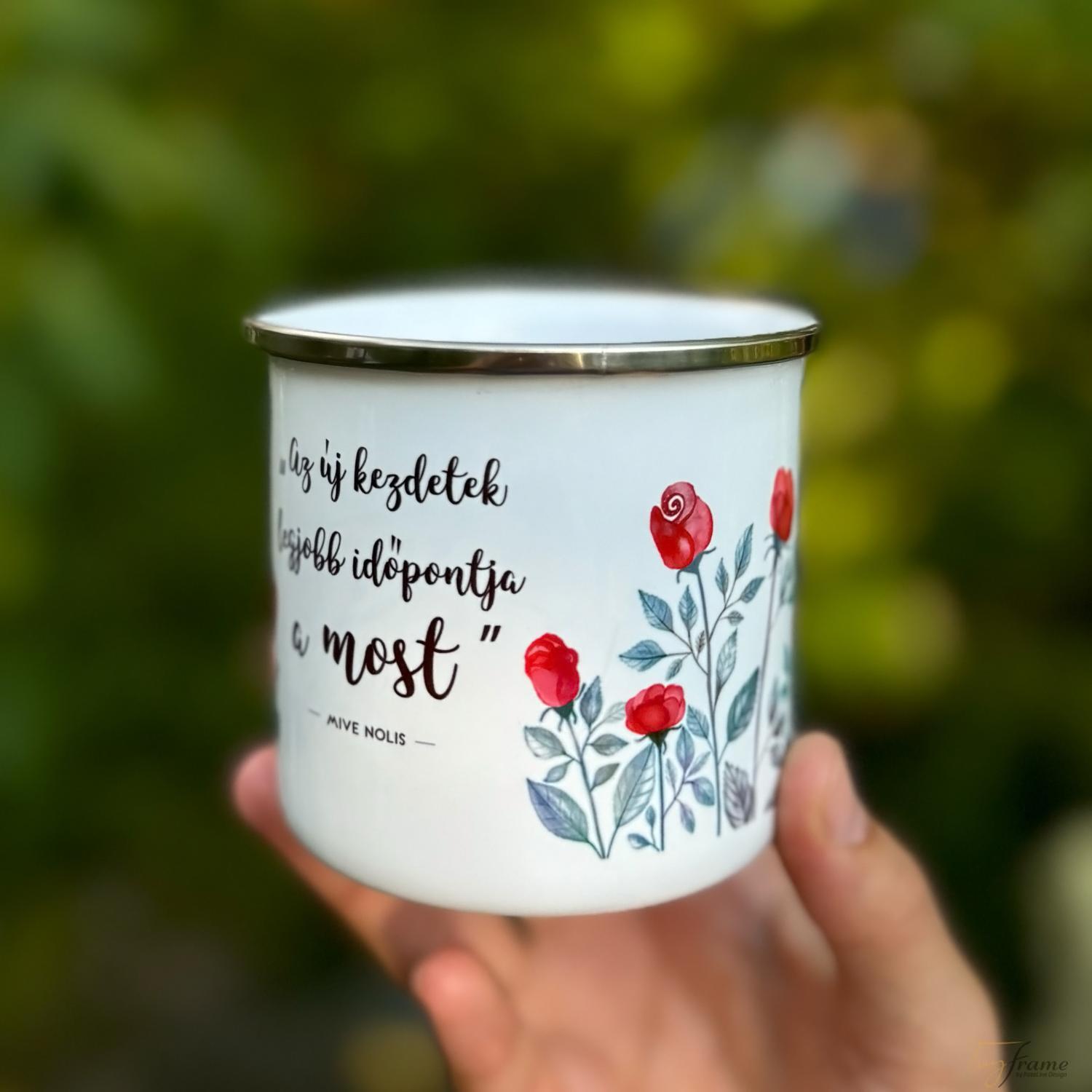 Zománcozott csésze rózsa illusztrációval